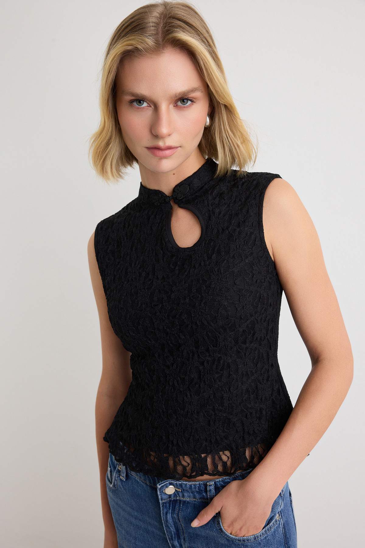 Trendyol Black Plain Fitted/Sleeveless Hakim Aka Lace Knitted Blouse