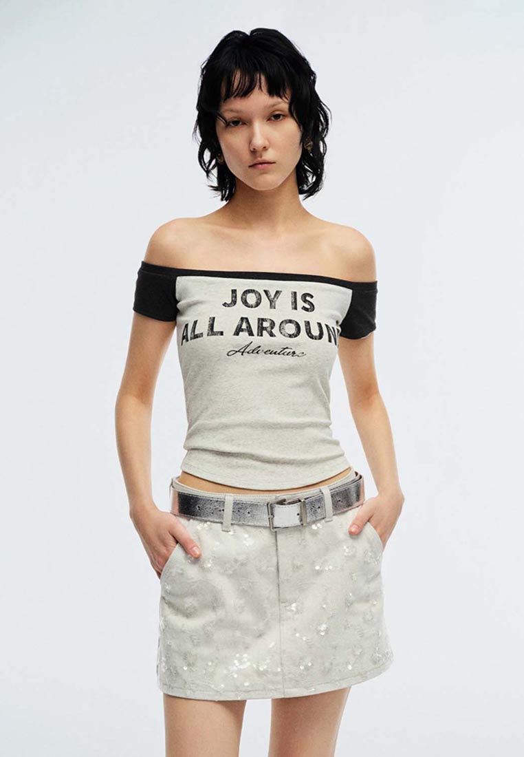 Urban Revivo Off-Shoulder Graphic Print Close-Fitting Cotton T-Shirt